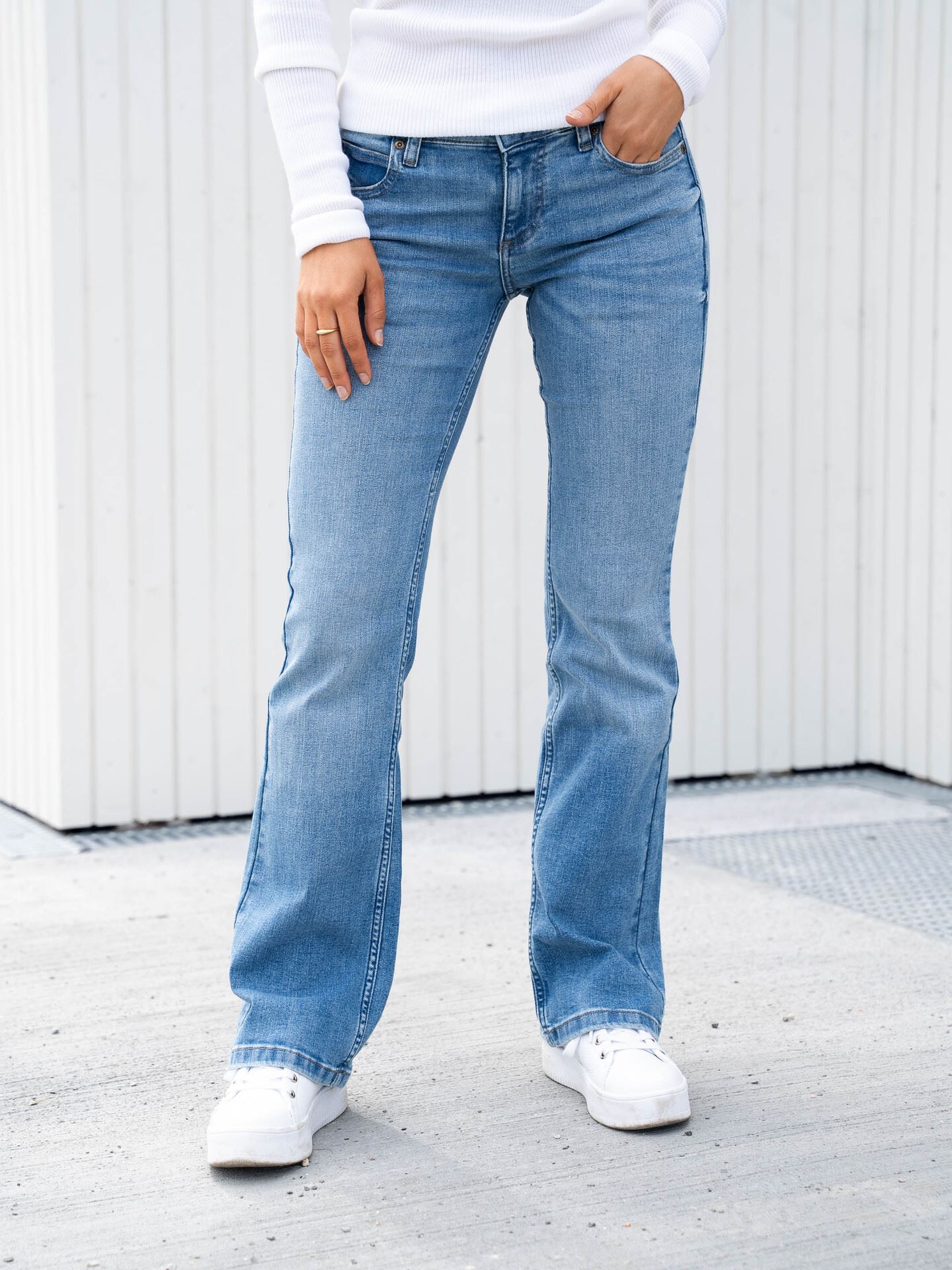 Lee Jessica Rising Sign