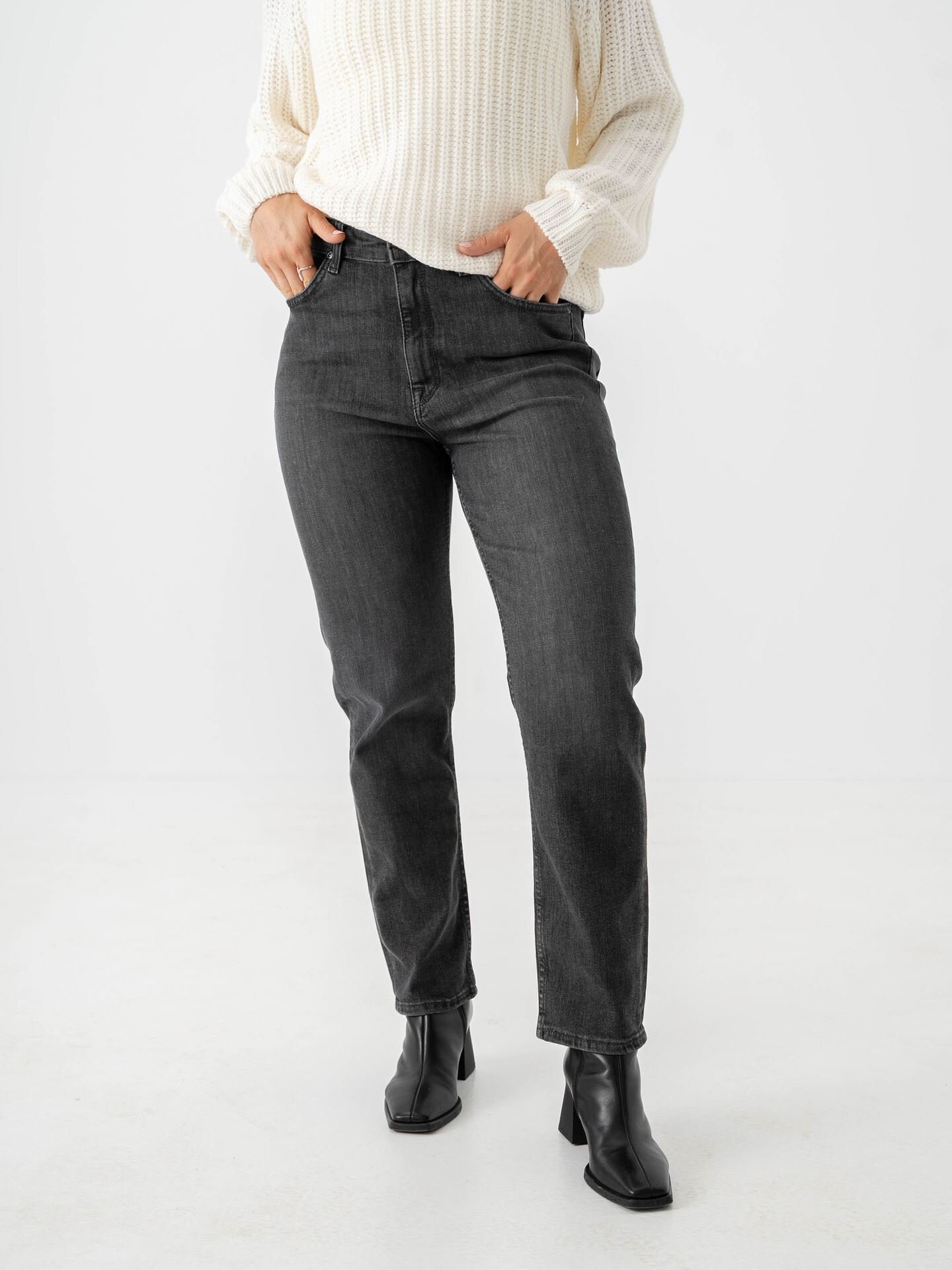 Lee Carol Straight New Season