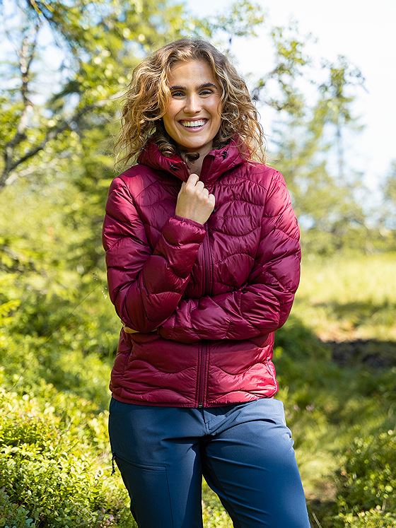 Peak Performance Helium Down Hood Jacket Women Vertical Zenith / Tech Burgundy
