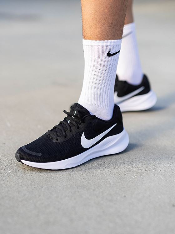 Nike Revolution 7 Black / White