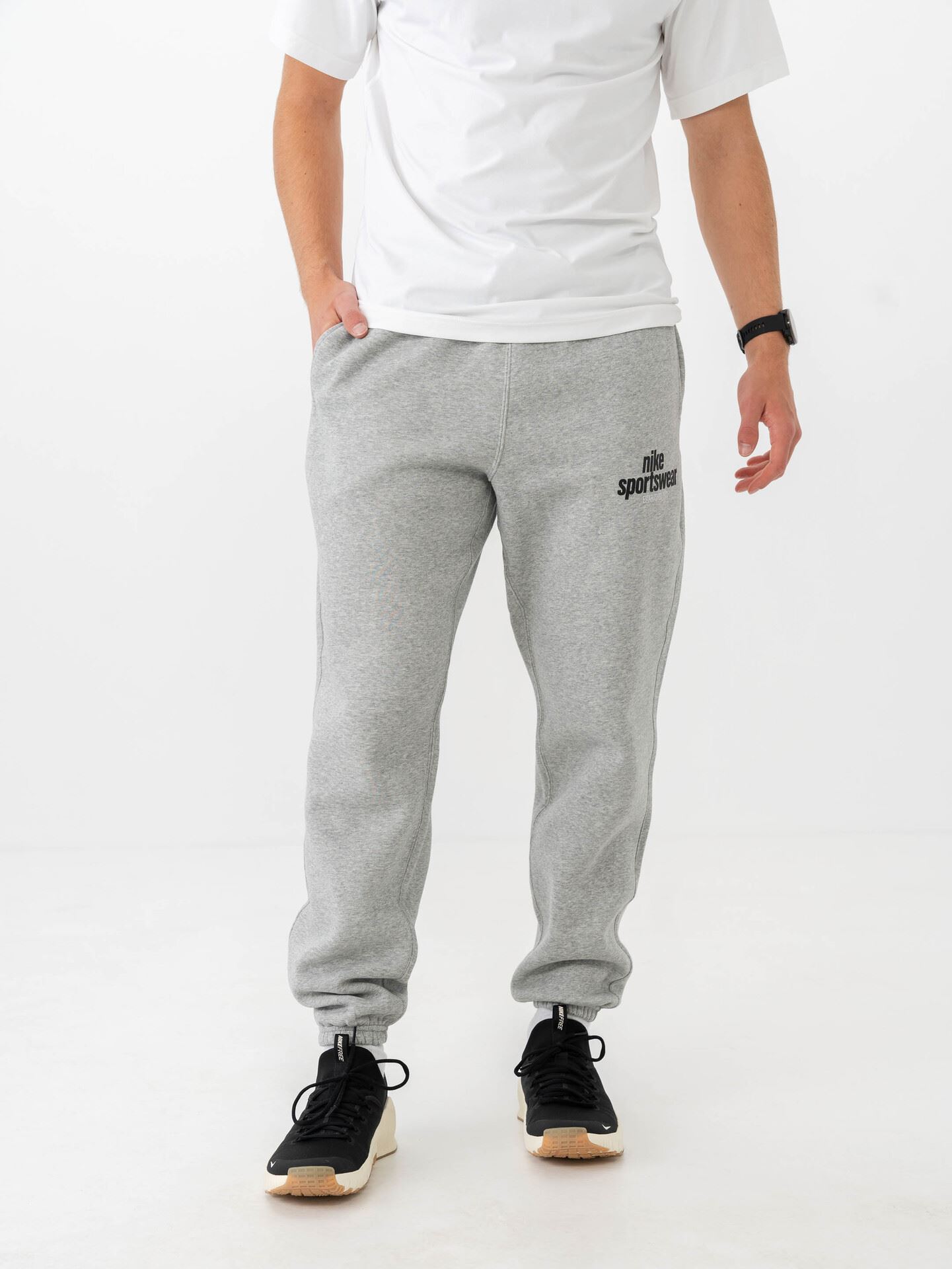 Nike Sportswear Club Cuff Fleece Pant GFX Grey Heather / Smoke Grey / Black