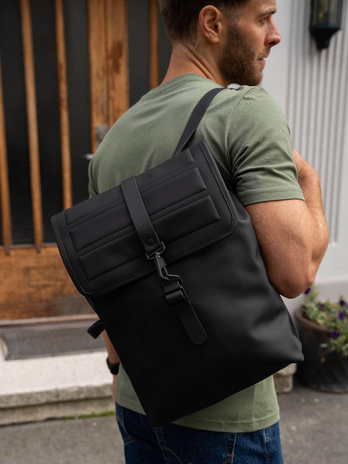 Rains Shield Rucksack Black